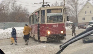 В Новосибирске трамвай перегородил улицу.