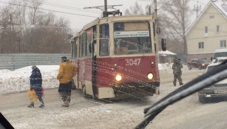 В Новосибирске трамвай перегородил улицу.