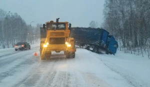 Фура слетела с трассы.