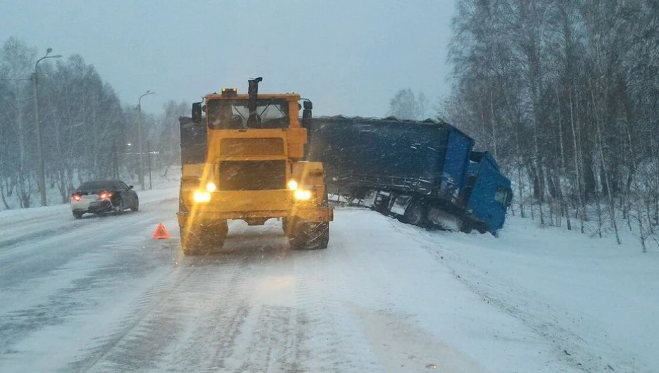 Фура слетела с трассы.