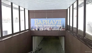 Монтаж стенда над входом в переход к лестнице в Нагорном парке.