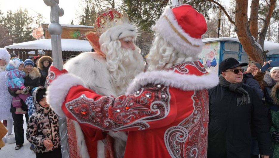 Дед Мороз из Устюга приехал в гости к алтайскому Деду Морозу. 