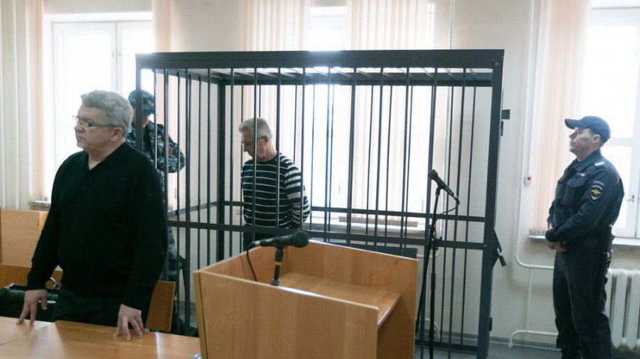 Юрий Денисов и его адвокат в суде.