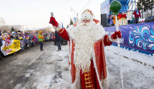 Барнаульцы встретили Деда Мороза из Великого Устюга на площади Сахарова.