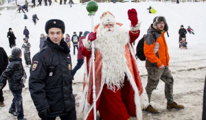 Барнаульцы встретили Деда Мороза из Великого Устюга на площади Сахарова.