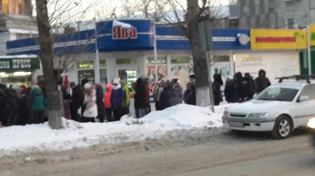 Барнаульцы выстроились в очередь за проездными.