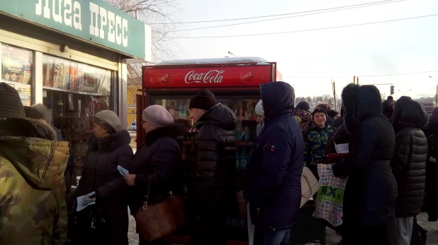 Очередь за электронными проездными.