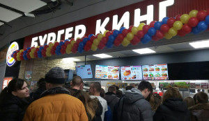 Открытие первого "Бургер Кинга" в Барнауле. 