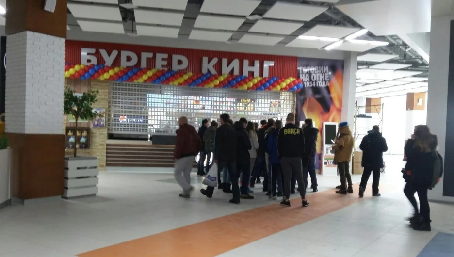 Открытие первого "Бургер Кинга" в Барнауле. 