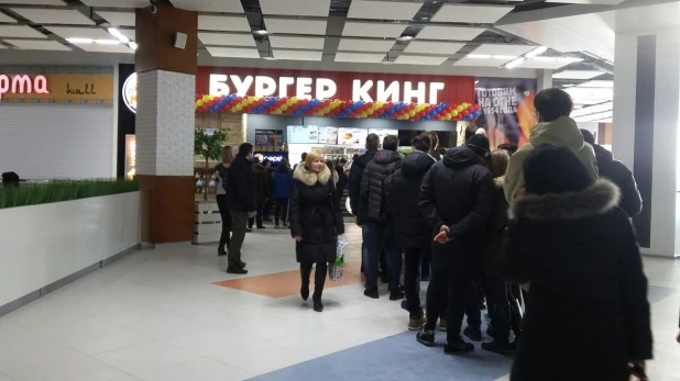 Открытие первого "Бургер Кинга" в Барнауле. 