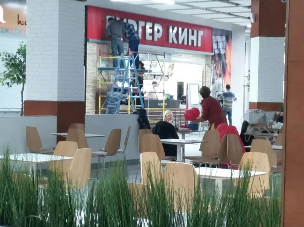 Открытие первого "Бургер Кинга" в Барнауле. 