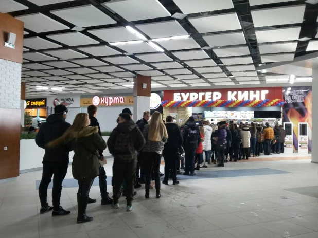 Открытие первого "Бургер Кинга" в Барнауле. 