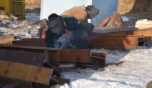 Сварщик, ремонт водопропускной трубы на Чуйском тракте