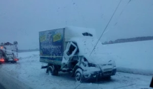 Из-за массового ДТП возле Черепаново образовалась большая пробка. 2 декабря 2016 года.