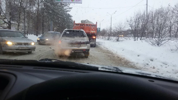 В Барнауле грузовик врезался в Renault. 2 декабря 2016 года.