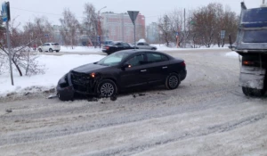 В Барнауле грузовик врезался в Renault. 2 декабря 2016 года.
