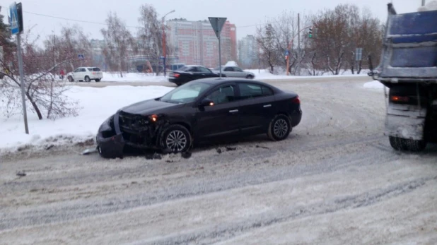 В Барнауле грузовик врезался в Renault. 2 декабря 2016 года.