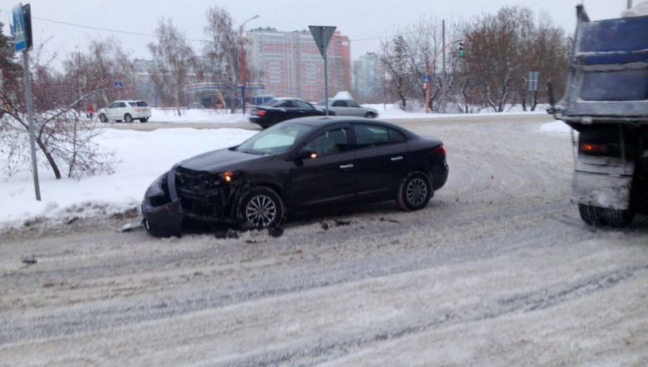 В Барнауле грузовик врезался в Renault. 2 декабря 2016 года.