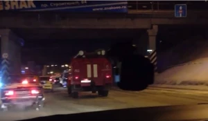 Мальчик упал с моста.