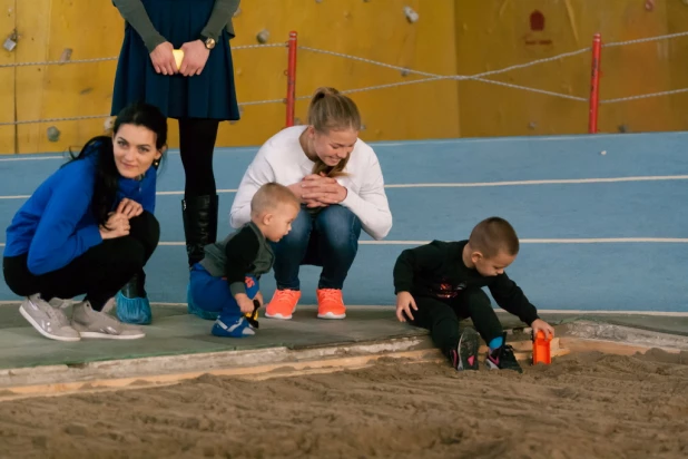 Соревнования под присмотром Исинбаевой и Шубенкова.