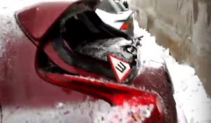 В Барнауле упавший с крыши снег повредил машины.