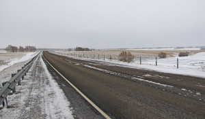 В Алтайской крае на трассе А-322 для предотвращения снежных заносов установили более 3 км тросового барьерного ограждения.