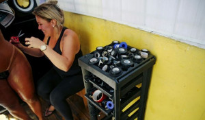 Бразильянки загорают в бикини из изоленты.