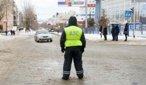 Сотрудник ДПС, перекрытие дороги.