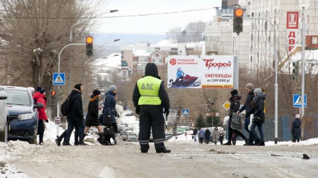 Сотрудник ДПС, перекрытие дороги.