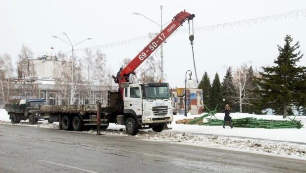 Монтаж новогодней елки на пл. Сахарова, 5 декабря 2016.