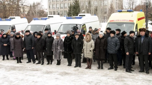 Алтайские врачи получили новые машины скорой помощи.