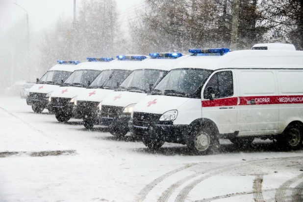 Алтайские врачи получили новые машины скорой помощи.