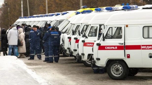 Алтайские врачи получили новые машины скорой помощи.