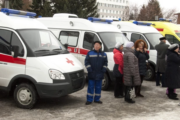 Алтайские врачи получили новые машины скорой помощи.