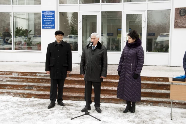 Алтайские врачи получили новые машины скорой помощи.