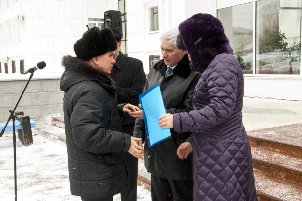 Алтайские врачи получили новые машины скорой помощи.