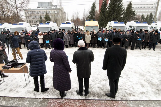 Алтайские врачи получили новые машины скорой помощи.