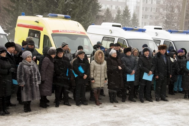 Алтайские врачи получили новые машины скорой помощи.