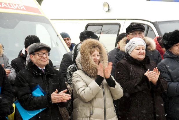 Алтайские врачи получили новые машины скорой помощи.