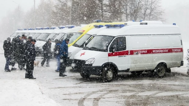 Алтайские врачи получили новые машины скорой помощи.