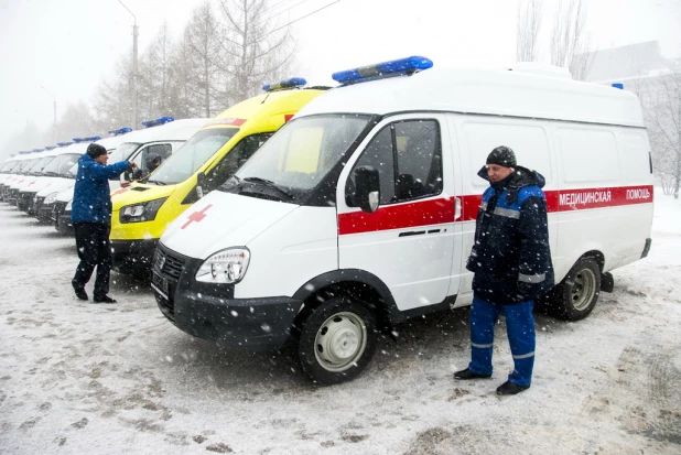 Алтайские врачи получили новые машины скорой помощи.