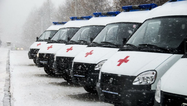 Алтайские врачи получили новые машины скорой помощи.