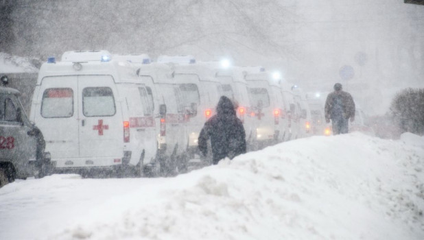 Алтайские врачи получили новые машины скорой помощи.