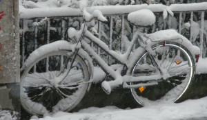 Велосипед в снегу.