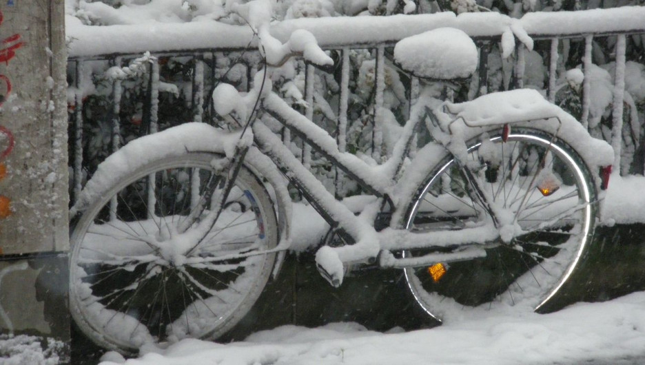 Велосипед в снегу.