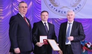 Награждение золотой медалью "Директор года" и золотым знаком "Лидер экономики": Уполномоченный по защите прав предпринимателей в Алтайском крае Нестеров П.А., ген. директор Завода ЛИТКОМ Плешкань С.Н., заместитель Губернатора Алтайского края Мещеряков В.А