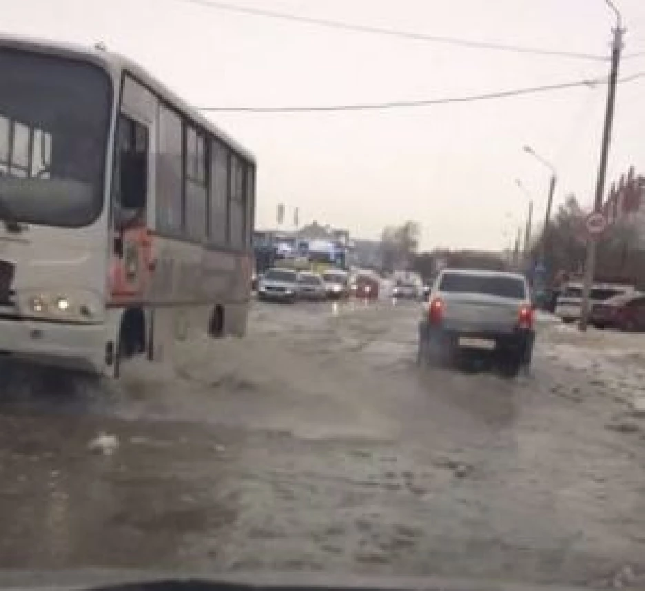 Видео и фотофакты. В Барнауле затопило улицу Эмилии Алексеевой