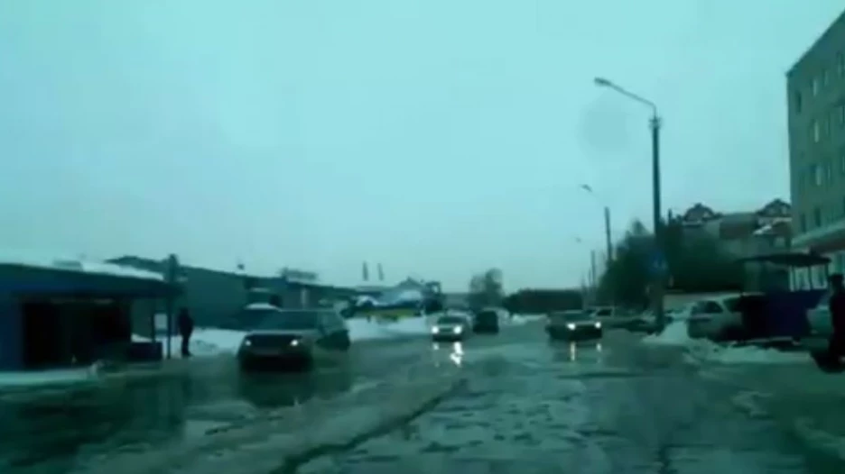 В Барнауле из-за коммунальной аварии затопило улицу Эмилии Алексеевой.