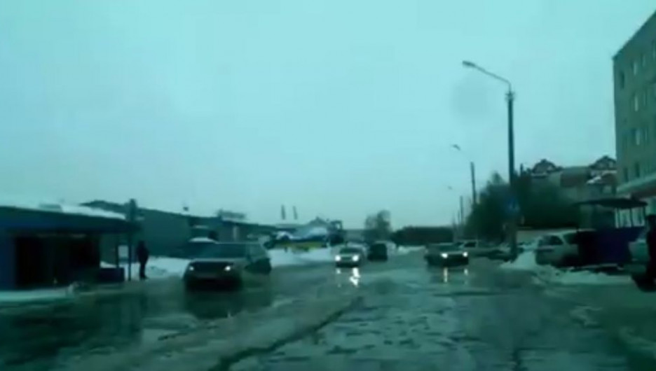 В Барнауле из-за коммунальной аварии затопило улицу Эмилии Алексеевой.