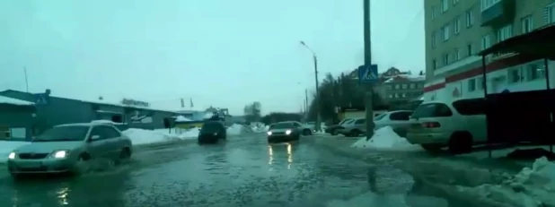 В Барнауле из-за коммунальной аварии затопило улицу Эмилии Алексеевой.